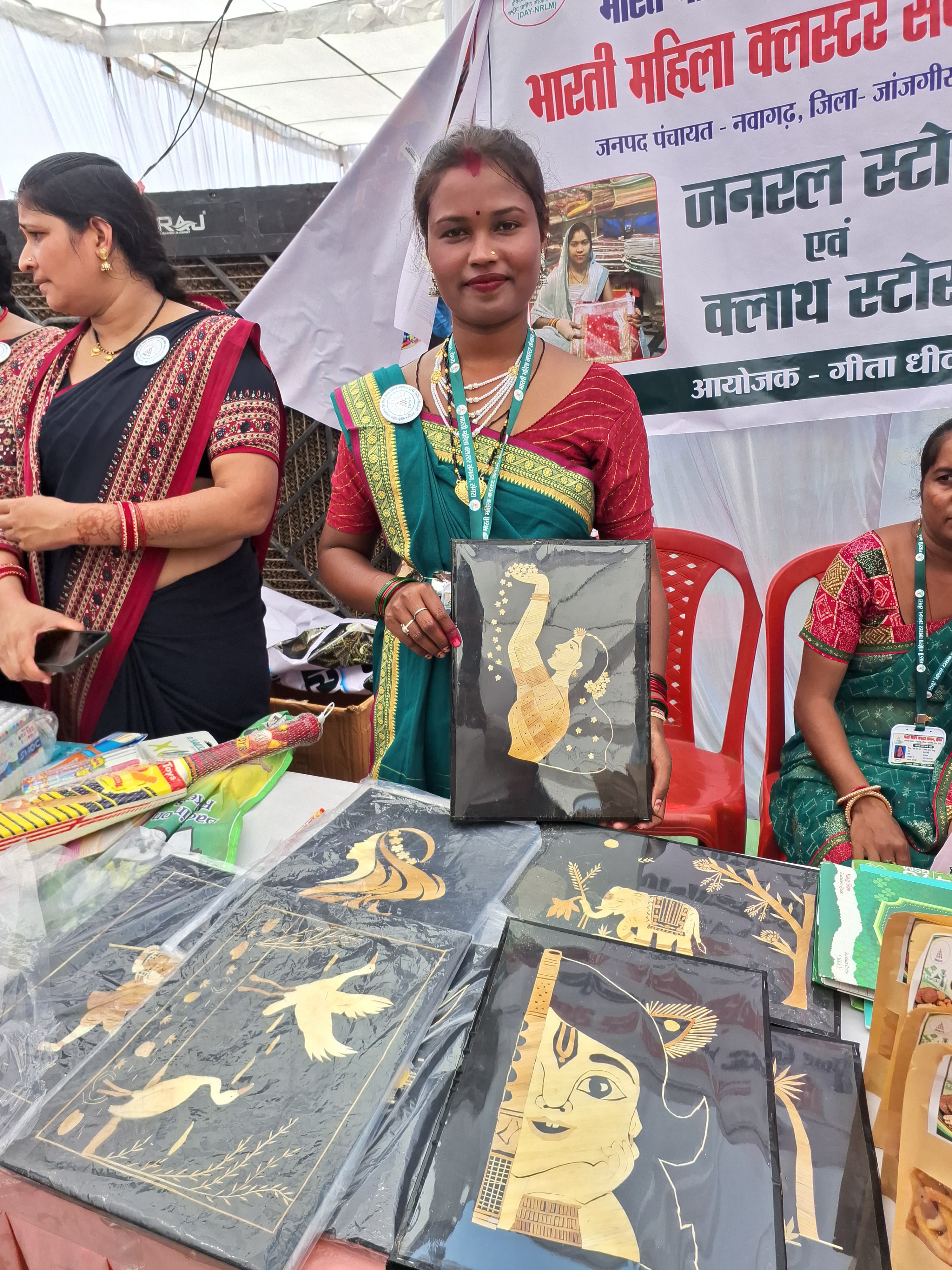 सेवा संकल्प अभियान : सेवा की कहानी  धान के पैरे से धनेश्वरी ने गढ़ी आत्मनिर्भरता की नई पहचान, कला को बनाया कमाई का जरिया